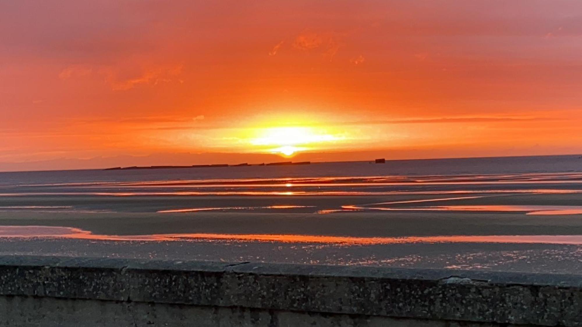 Gites "Plage" Ou "Pieds Dans L'Eau" En Front De Mer A Asnelles , 3Km D'Arromanches, 10Km De Bayeux Esterno foto