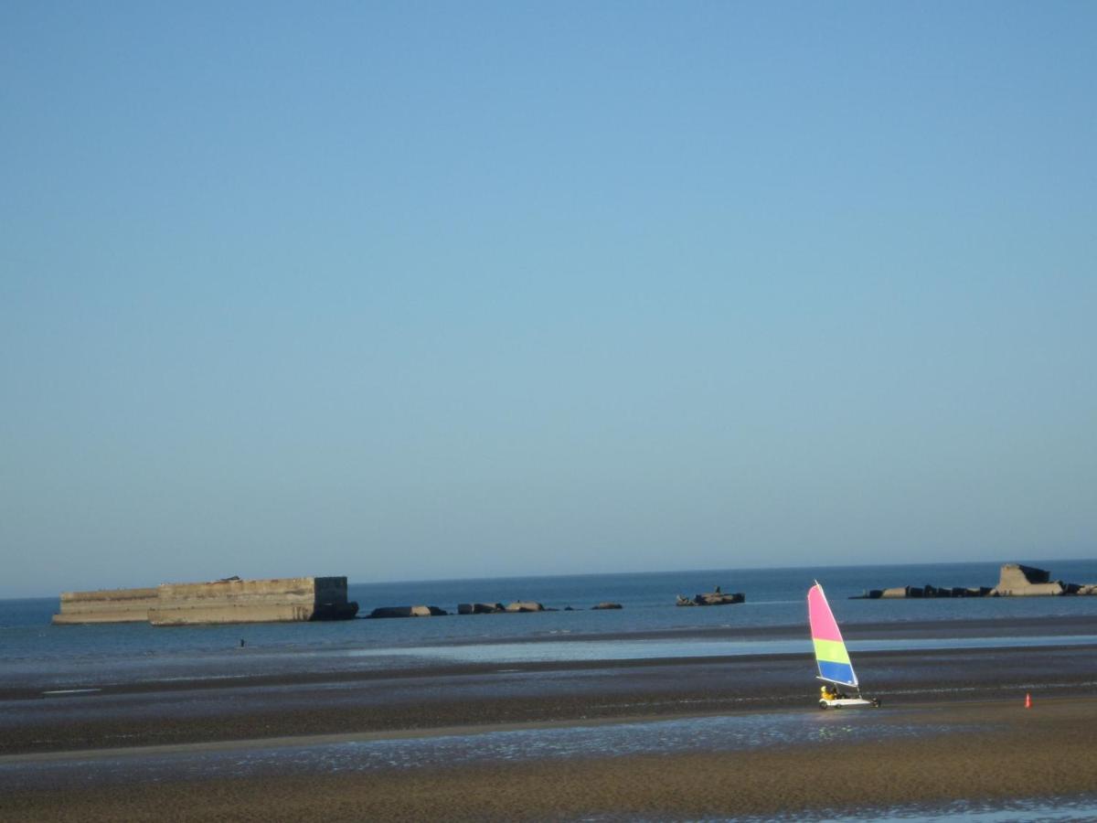 Gites "Plage" Ou "Pieds Dans L'Eau" En Front De Mer A Asnelles , 3Km D'Arromanches, 10Km De Bayeux Esterno foto